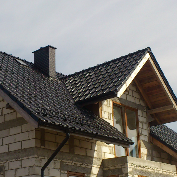 Dach z dachówki Wienerberger Alegra 9 antracyt, łączącej trwałość z minimalistyczną estetyką.